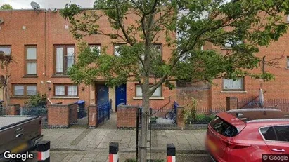 Apartments for rent in London E14 - Photo from Google Street View