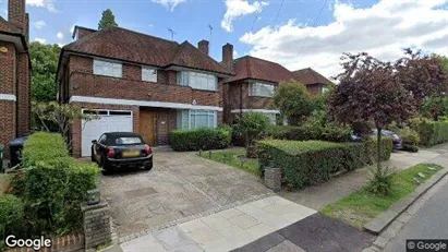 Rooms for rent in London N2 - Photo from Google Street View Rooms for rent in London N2 - Photo from Google Street View