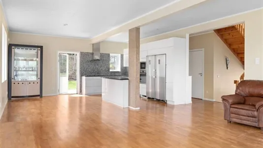 Houses in Botkyrka - photo 1