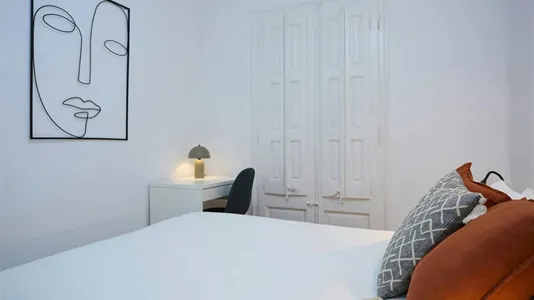 Rooms in Barcelona Ciutat Vella - photo 5