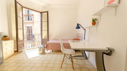 Rooms in Barcelona Ciutat Vella - photo 2