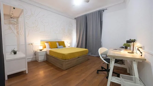 Rooms in Barcelona Ciutat Vella - photo 2