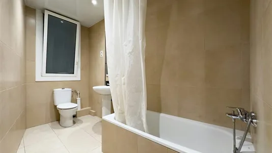 Rooms in Barcelona Ciutat Vella - photo 9