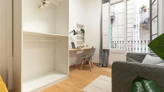 Rooms in Barcelona Ciutat Vella - photo 4