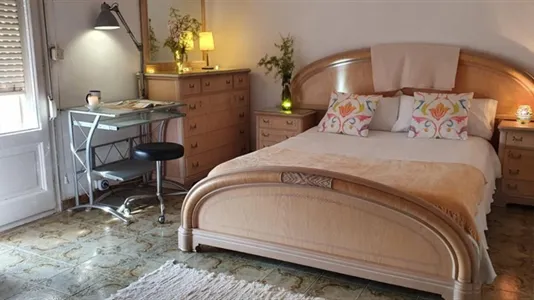 Rooms in Barcelona Ciutat Vella - photo 2