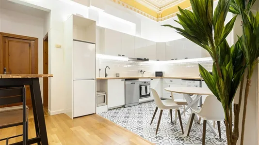 Rooms in Barcelona Ciutat Vella - photo 9