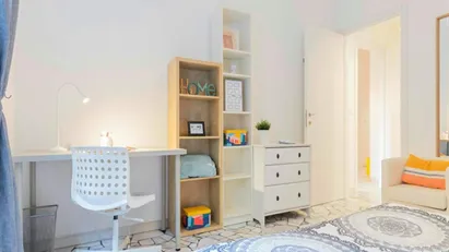 Room for rent in Milano Zona 6 - Barona, Lorenteggio, Milan