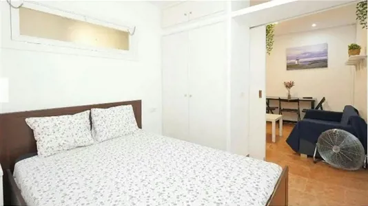 Rooms in Barcelona Ciutat Vella - photo 2