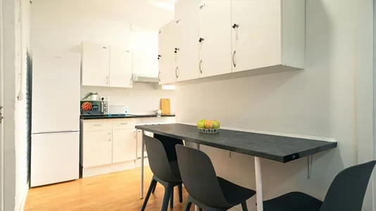 Rooms in Barcelona Ciutat Vella - photo 5