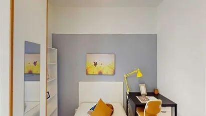 Room for rent in Milano Zona 6 - Barona, Lorenteggio, Milan