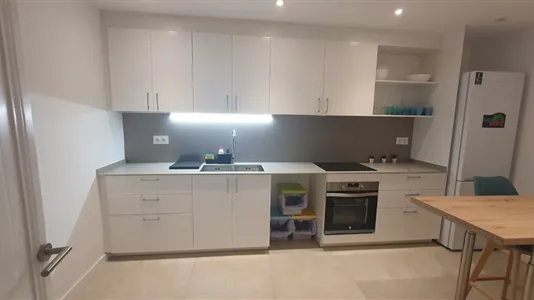 Rooms in Barcelona Ciutat Vella - photo 8