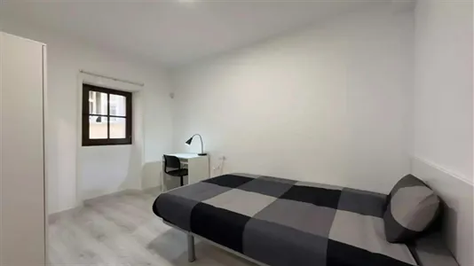 Rooms in Barcelona Ciutat Vella - photo 9
