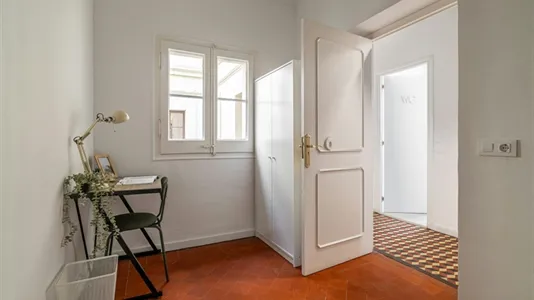 Rooms in Barcelona Ciutat Vella - photo 4