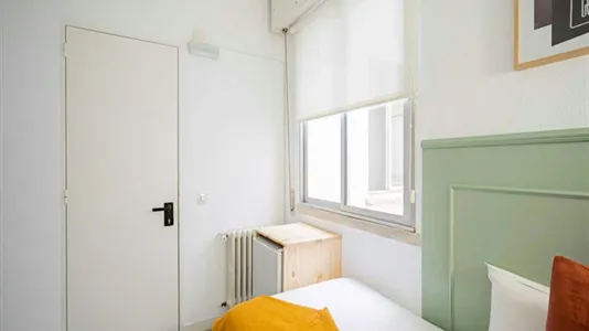 Rooms in Madrid Centro - photo 8