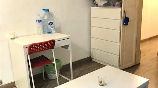 Rooms in Barcelona Ciutat Vella - photo 9