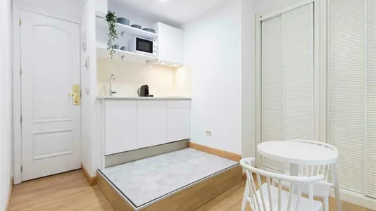 Rooms in Madrid Centro - photo 9