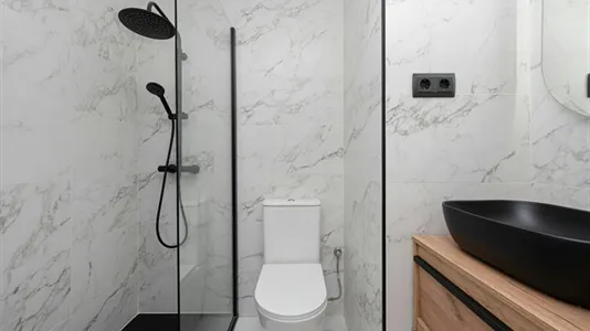 Rooms in Madrid Centro - photo 8