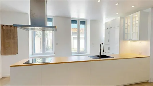 Houses in Angoulême - photo 3