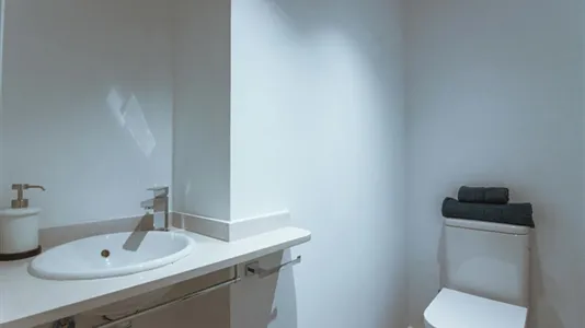 Rooms in Barcelona Ciutat Vella - photo 8