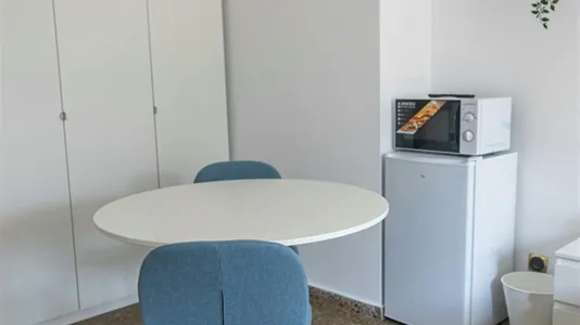 Rooms in Barcelona Sants-Montjuïc - photo 9