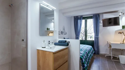 Rooms in Barcelona Ciutat Vella - photo 4