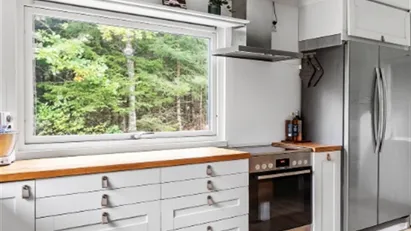 Ljus och nyrenoverad villa i natursköna Alingsås med stort vardagsrum och modernt kök!