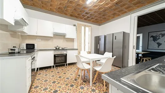 Rooms in Barcelona Ciutat Vella - photo 10