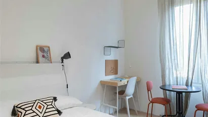 Room for rent in Milano Zona 8 - Fiera, Gallaratese, Quarto Oggiaro, Milan