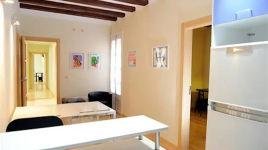 Rooms in Barcelona Ciutat Vella - photo 9