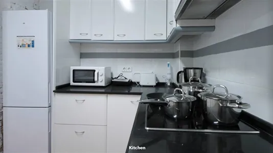 Rooms in Barcelona Eixample - photo 8