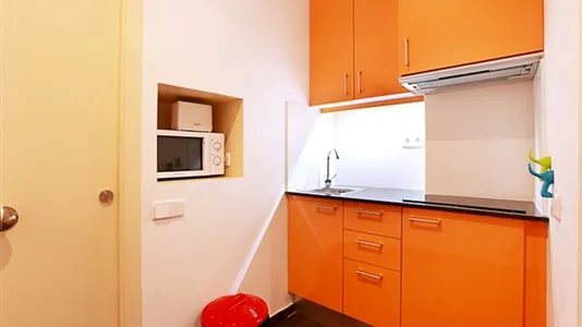 Rooms in Barcelona Ciutat Vella - photo 9