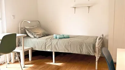 Room for rent in Almada, Setúbal (Distrito)