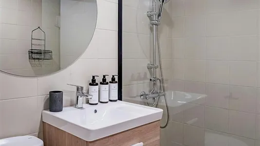 Rooms in Barcelona Ciutat Vella - photo 9