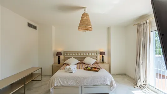 Houses in Estepona - photo 9