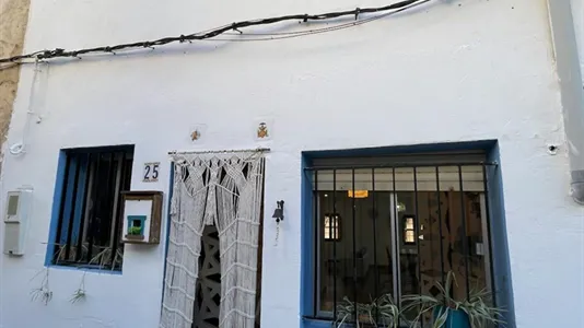 Houses in Calles - photo 2
