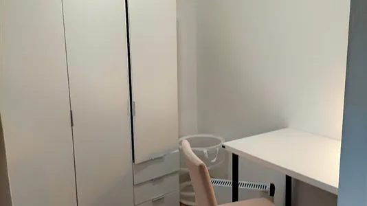 Rooms in Barcelona Ciutat Vella - photo 8