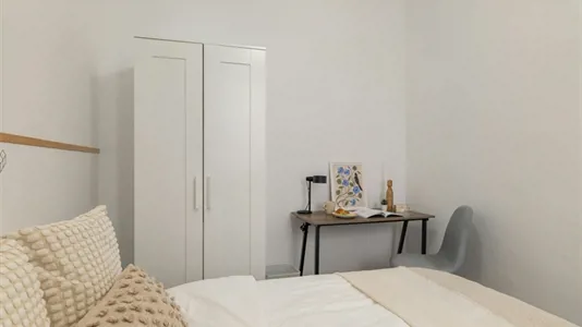 Rooms in Barcelona Ciutat Vella - photo 3