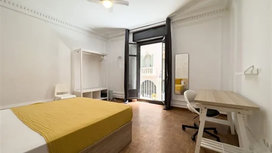 Rooms in Barcelona Ciutat Vella - photo 2