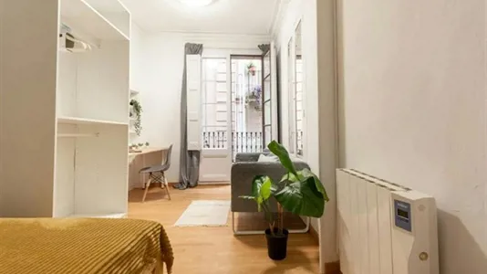 Rooms in Barcelona Ciutat Vella - photo 2