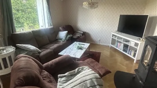 Houses in Trollhättan - photo 1