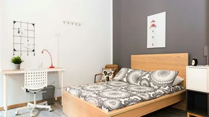 Room for rent in Milano Zona 6 - Barona, Lorenteggio, Milan
