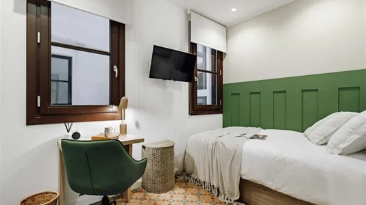 Rooms in Barcelona Ciutat Vella - photo 2