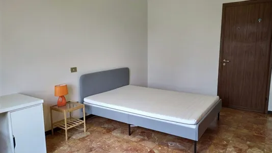 Rooms in Milano Zona 8 - Fiera, Gallaratese, Quarto Oggiaro - photo 2