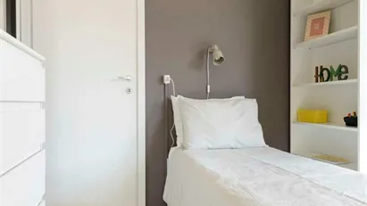 Room for rent in Milano Zona 8 - Fiera, Gallaratese, Quarto Oggiaro, Milan