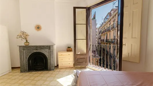 Rooms in Barcelona Ciutat Vella - photo 5