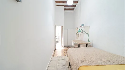 Rooms in Barcelona Ciutat Vella - photo 2