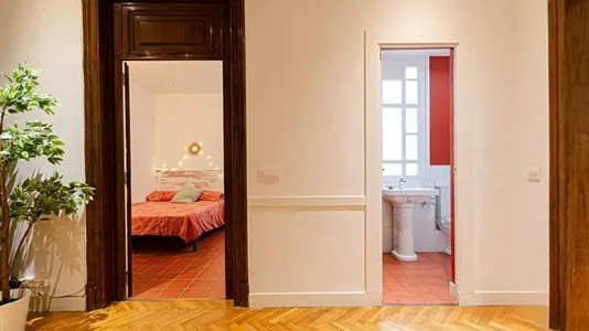 Rooms in Barcelona Ciutat Vella - photo 3