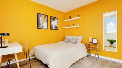 Room for rent in L'Haÿ-les-Roses, Île-de-France