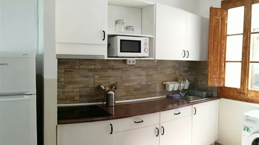 Rooms in Barcelona Ciutat Vella - photo 8
