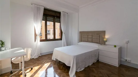 Rooms in Oviedo - photo 2